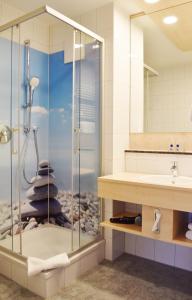 埃尔丁那摩霍夫酒店的带淋浴和盥洗盆的浴室