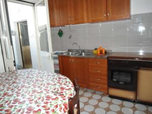 莱乌卡Casa Tipica的厨房配有水槽和炉灶