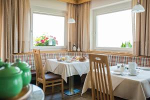 思科纳Garni Georgenhöhe的用餐室设有2张桌子和2个窗户