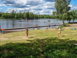 Alsterbro阿尔斯特布诺迷你酒店的一群人在湖边的公园里玩耍
