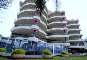 德班马斯格雷夫海岛酒店的一座大建筑,前面有棕榈树