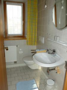 莱希布鲁克马格公寓的一间带水槽、卫生间和镜子的浴室