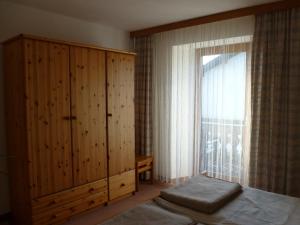 莱希布鲁克马格公寓的一间卧室设有大型木制橱柜和窗户。