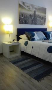 米兰米兰M3地铁站附近的漂亮公寓的一间卧室配有一张大床和一个带灯的床头柜