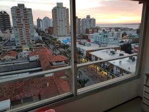 埃斯特角城APTO 913 - Piso 9 SANTOS DUMONT Excepcional vista al mar y a la ciudad的从窗户可欣赏到城市美景