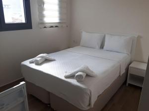 费特希耶Arti̇m Apart Hotel的一张白色的床,上面有两条毛巾