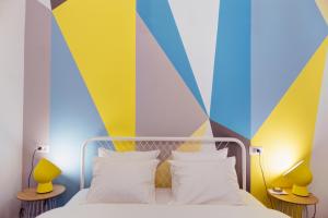 布加勒斯特First Hostel的一间卧室配有一张带彩色墙壁的床
