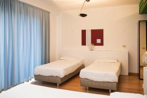 克雷马公园宅邸酒店的配有蓝色窗帘的客房内的两张床