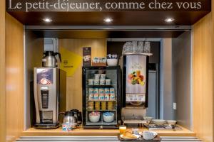 洛尔蒙B&B HOTEL Bordeaux Lormont的一间咖啡厅,内配冰箱和咖啡机