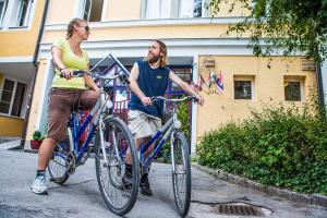萨尔茨堡尤霍- 国际青年旅舍的一名男子和一名女子站在自行车旁
