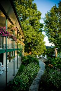 加纳诺克加纳诺​​克酒店及水疗中心的旁边设有白色椅子和鲜花的步行道