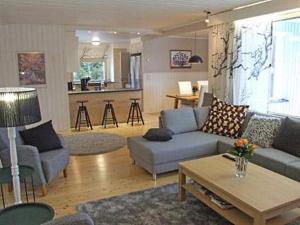 库萨莫Villa Porkka的客厅配有沙发和桌子