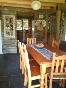 贝尔格拉诺将军镇Refugio de las Sierras的一间带木桌和椅子的用餐室