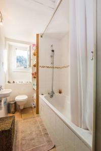 圣热尔韦莱班Les Fourges的白色的浴室设有浴缸和卫生间。