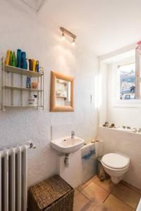 圣热尔韦莱班Les Fourges的一间带水槽和卫生间的浴室以及窗户。