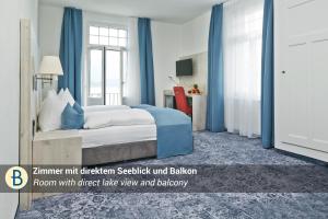 图恩贝尔维尤莱克酒店及餐厅的一间卧室配有一张蓝色墙壁和蓝色窗帘的床