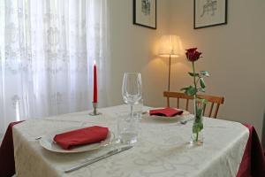 贝林佐拉德尔古斯托民宿的一张红色餐巾纸和红色蜡烛的桌子