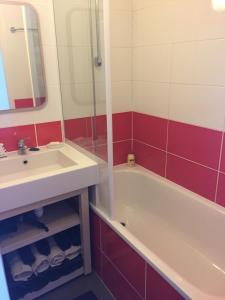 阿沃里亚兹F2 résidence Antarès的浴室配有盥洗盆和浴缸。