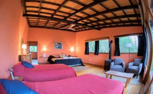 埃尔索韦维奥埃尔索韦维奥山林小屋的一间带两张床的客厅和一间卧室