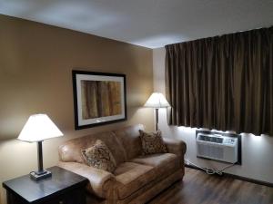 俾斯麦俾斯麦美国最佳价值旅馆的带沙发和窗户的客厅
