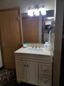 俾斯麦俾斯麦美国最佳价值旅馆的一间带水槽和大镜子的浴室
