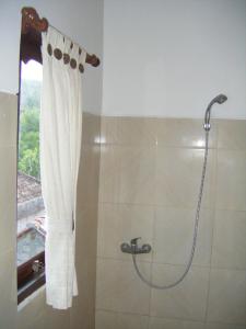 艾湄湾布布拉克科寄宿家庭酒店的带淋浴和浴帘的浴室