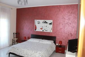 杰拉Bed & Breakfast 21的一间卧室设有一张床和红色的墙壁