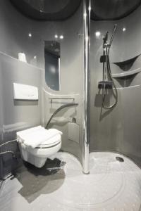 当格浪POP!雅加达机场酒店的一间带卫生间和淋浴的浴室