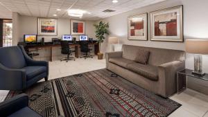 代顿The Hotel at Dayton South的客厅配有沙发、椅子和书桌