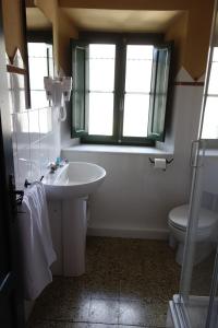 巴尔加B&B Casale Dorando的一间带水槽和卫生间的浴室以及窗户。