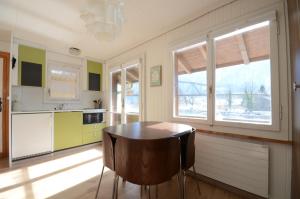 格尔兹维尔The Boat House的厨房配有木桌和2扇窗户。