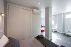 马德里WindRose 2的客厅设有床和滑动玻璃门