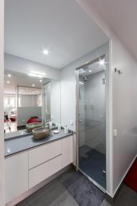 马德里WindRose 4的一间带水槽和玻璃淋浴的浴室