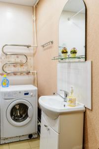 沃尔库塔Apartment TwoPillows on Lomonosova 9的一间带洗衣机和水槽的浴室