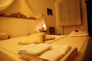 奥斯图尼masseria LAMA DI GALIZIA的一间卧室配有两张带毛巾的床