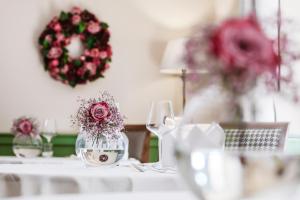 梅拉诺皮耶西那万姆斯古司帕克酒店的一张桌子,上面有花花瓶