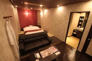 青森Hotel Shindbad Aomori -Love Hotel-的小房间设有一张床和一把椅子