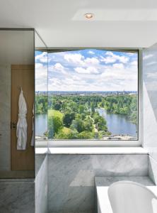 伦敦伦敦皇家兰开斯特酒店的浴室设有河景大窗户
