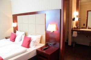 不来梅港阿马里斯酒店的酒店客房设有床和水槽