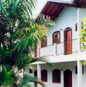 乌巴图巴Excellence Apart的带阳台的白色建筑和棕榈树