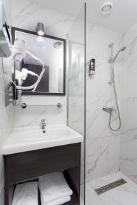 阿姆斯特丹贝尔福特酒店的白色的浴室设有水槽和淋浴。