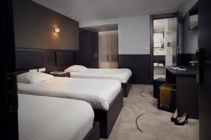阿姆斯特丹贝尔福特酒店的酒店客房带两张床和一间浴室