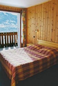 萨莫安斯艾德维斯酒店的一间卧室设有一张床和一个大窗户