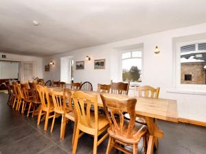 罗伯特维尔Welcome to this holiday home ideal for groups的一间带长桌和椅子的用餐室