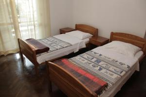 科斯特雷纳DCK Rooms的客房设有两张床、椅子和窗户。