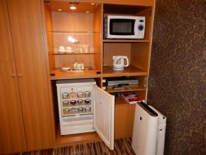 青森Hotel Shindbad Aomori -Love Hotel-的小厨房配有冰箱和微波炉。