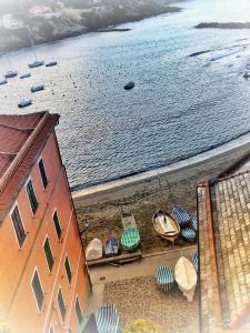 东塞斯特里都马里酒店的享有海滩的空中景色,在水中划船