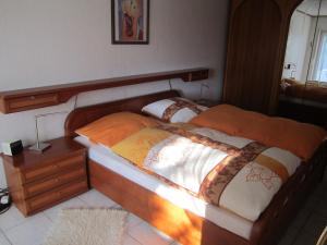 梅谢尼希Haus Alexander的一间卧室设有两张单人床和一个床头柜。