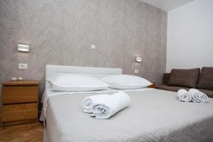 马卡尔斯卡维拉马卡拉那公寓的一间卧室配有带毛巾的床