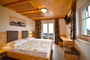 魏勒格斯本灵拉芙旅馆的一间卧室设有一张床和一个窗口
